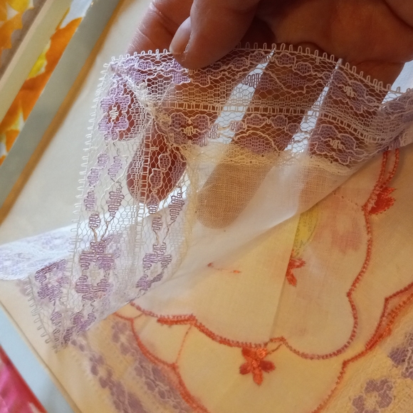2 new in box vintage women's hankies. - Picture 6 of 8